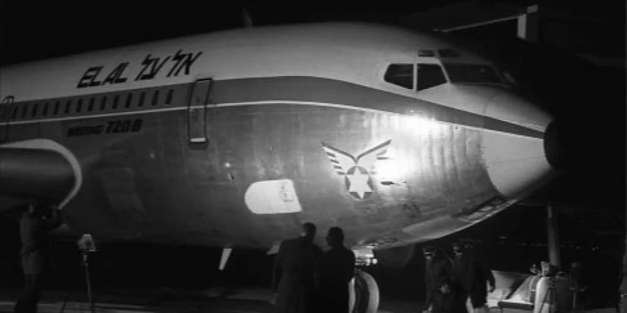 Ein Flugzeug mit Einschusslöchern.