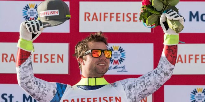 Beat Feuz an der Siegerehrung in St. Moritz.