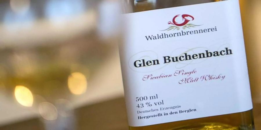 Eine Flasche des Whiskys «Glen Buchenbach». Foto: Sebastian Gollnow