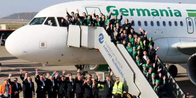 Mitarbeiterinnen und Mitarbeiter der insolventen Fluggesellschaft Germania haben sich für ein Abschiedsfoto am Airport Nürnberg zusammengefunden. Foto: Christian Albrecht/Airport Nürnberg/dpa Mitarbeiterinnen und Mitarbeiter der insolventen Fluggesellschaft Germania haben sich für ein Abschiedsfoto am Airport Nürnberg zusammengefunden. Foto: Christian Albrecht/Airport Nürnberg/dpa