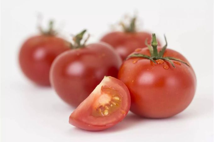 Reinbeissen oder ablehnen? Diese Tomaten wurden genetisch so verändert, dass sie mehr Antioxidantien enthalten und daher noch gesünder sind. Foto: John Innes Centre Reinbeissen oder ablehnen? Diese Tomaten wurden genetisch so verändert, dass sie mehr Antioxidantien enthalten und daher noch gesünder sind. Foto: John Innes Centre