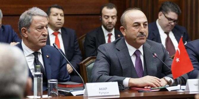 Mevlüt Cavusoglu (r), Aussenminister der Türkei, und Hulusi Akar.