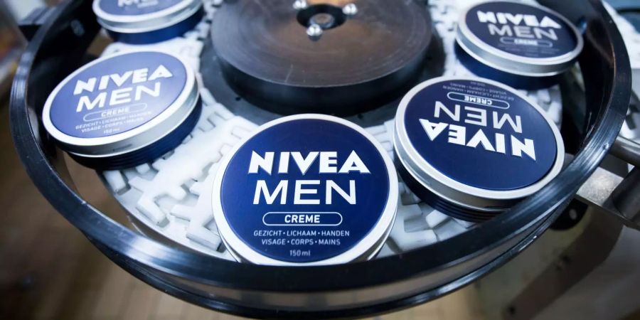 Nivea auf einem Förderband.