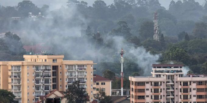 Rauch steigt von der Stelle einer Explosion auf. In Kenias Hauptstadt Nairobi ist ein Terroranschlag auf einen Hotelkomplex verübt worden. Angriff auf Hotel in Kenias Hauptstadt Nairobi