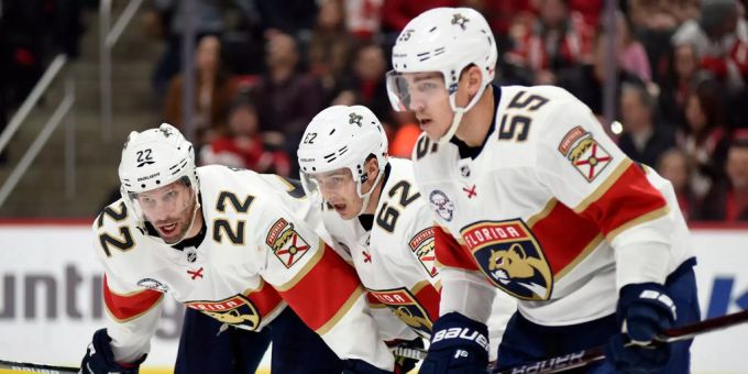 Denis Malgin (Mitte) mit seinen Teamkollegen bei den Florida Panthers. Denis Malgin