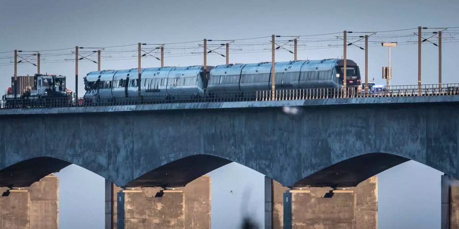 Das Zugunglück ereignete sich auf der 18 Kilometer langen Brücke.