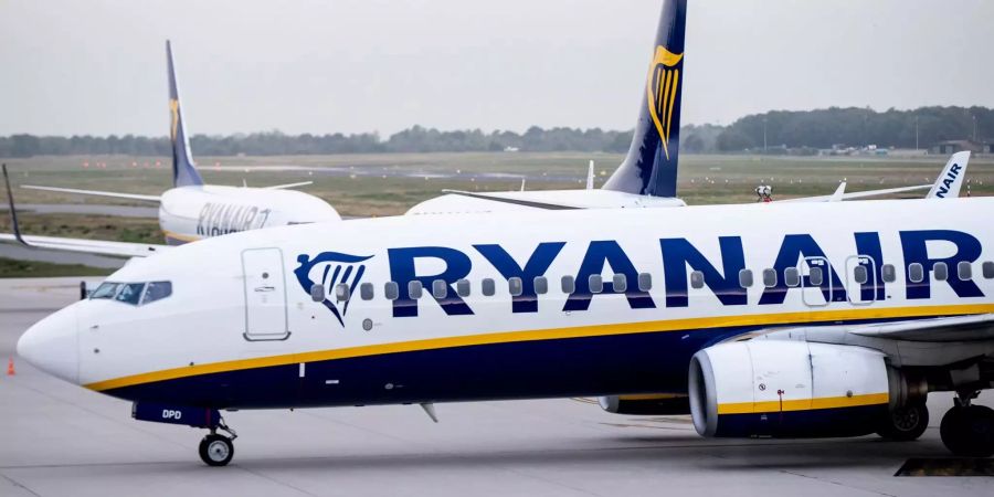 Mehrere Ryanair-Maschinen stehen auf dem Flughafen Weere (D).