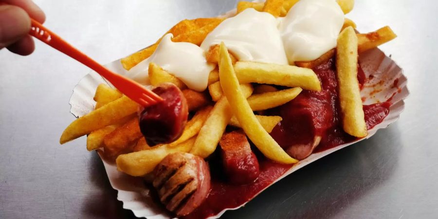 Currywurst mit Pommes