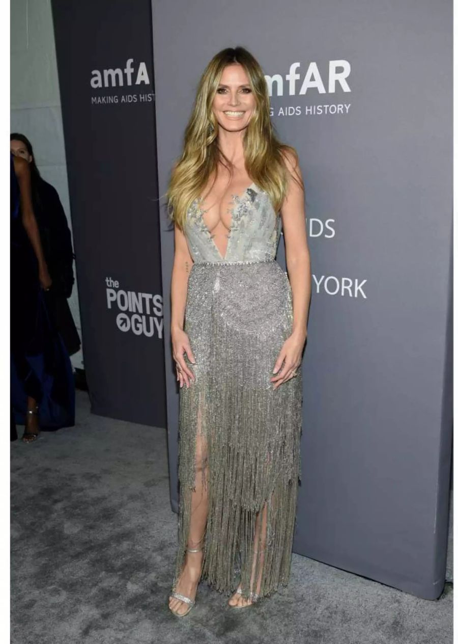 Heidi Klum besucht die amfAR Gala. Laut Fans sind das pralle Dekolleté und das kaschierende Kleid Hinweise auf eine Schwangerschaft.