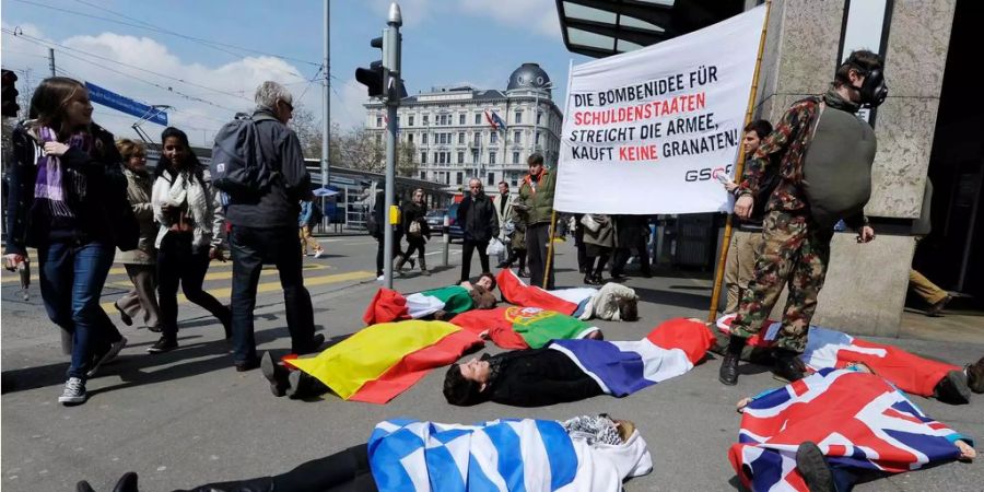 Mitglieder der Organisation "Gruppe fuer eine Schweiz ohne Armee" GSoA demonstrieren kämpfen gegen Waffen. Hier 2012, in Zürich.