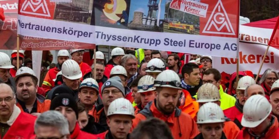 Warnstreik der IG Metall vor den Toren von ArcelorMittal in Duisburg. Foto: Christoph Reichwein