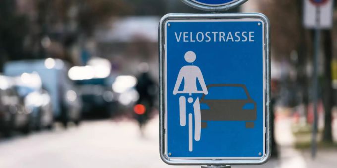 Eine Verkehrstafel mit der Aufschrift «Velostrasse». Velostrassen in der Schweiz