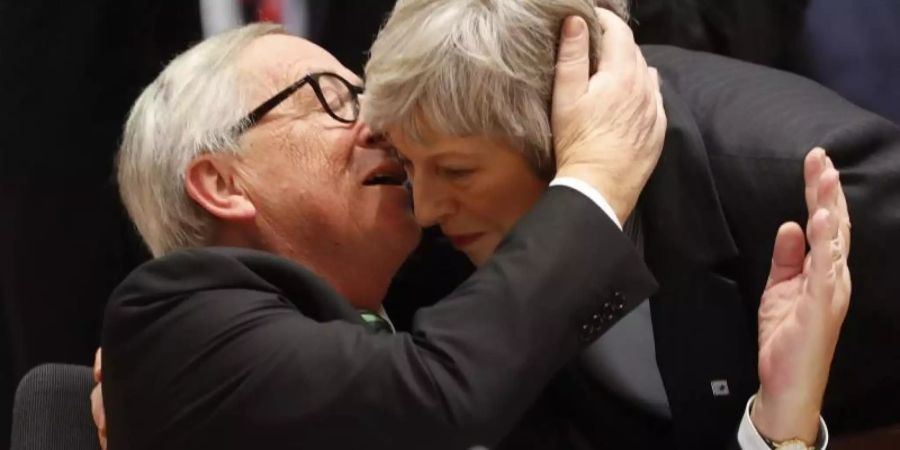 Umarmung ja, nachverhandeln nein: EU-Kommisssionspräsiden Jean-Claude Juncker begrüsst die britische Premierministerin Theresa May bei einem EU-Gipfel. Foto: Alastair Grant/AP