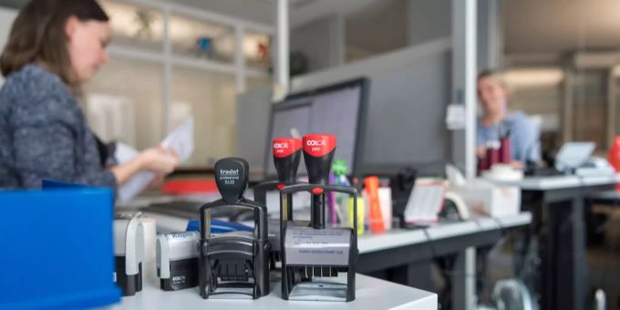 Der durchschnittliche Zahlungsverzug betrug bei den Unternehmen 14,6 Tage. Zwei Personen arbeiten in einem Büro.