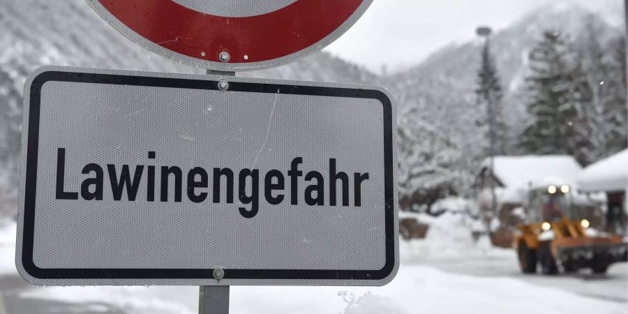 Angesichts neuer möglicher Schneefälle bereitet sich Österreich auf hohe Lawinenwarnstufen vor.