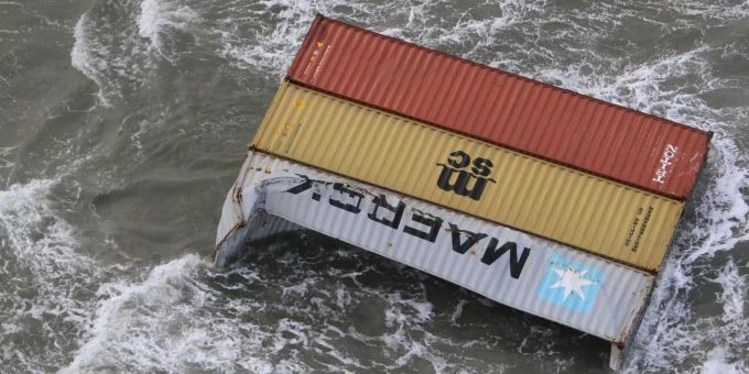 Die Bergung der Container aus der «MSC Zoe» verzögert sich. Frachter verliert Container in der Nordsee.