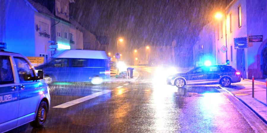 Ein Fahrzeug der Spurensicherung fährt weg.
