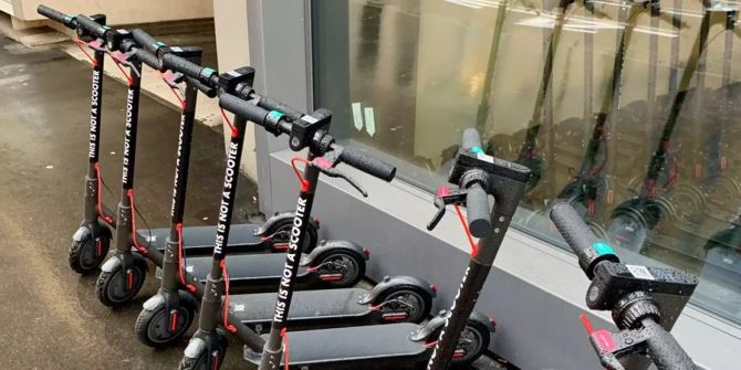 Mehrere Scooter stehen nebeneinander.