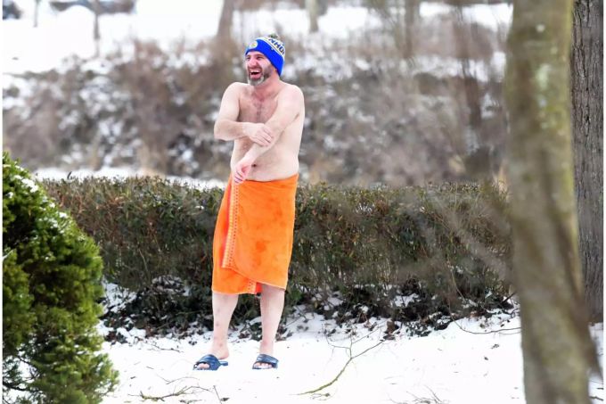 Ein Eisschwimmer reibt sich mit Schnee ab. Ein Eisschwimmer reibt sich mit Schnee ab.