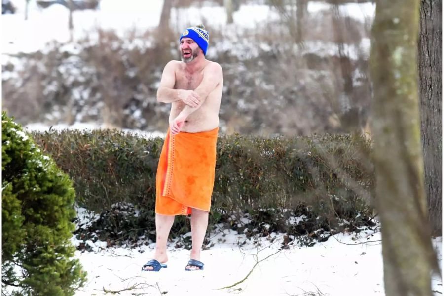 Ein Eisschwimmer reibt sich mit Schnee ab.