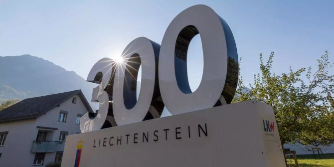 Ein Denkmal zur 300-Jahr-Feier von Liechtenstein ist an der Landstrass