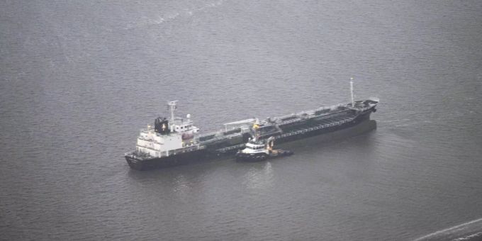 In der Elbe (D) - Havarierter Gefahrgut-Tanker wieder frei