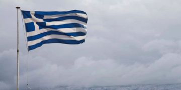 Eine griechische Fahne im Wind.