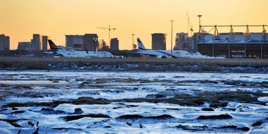 Gefrorenes Sumpfgebiet liegt am Flughafen von Boston.