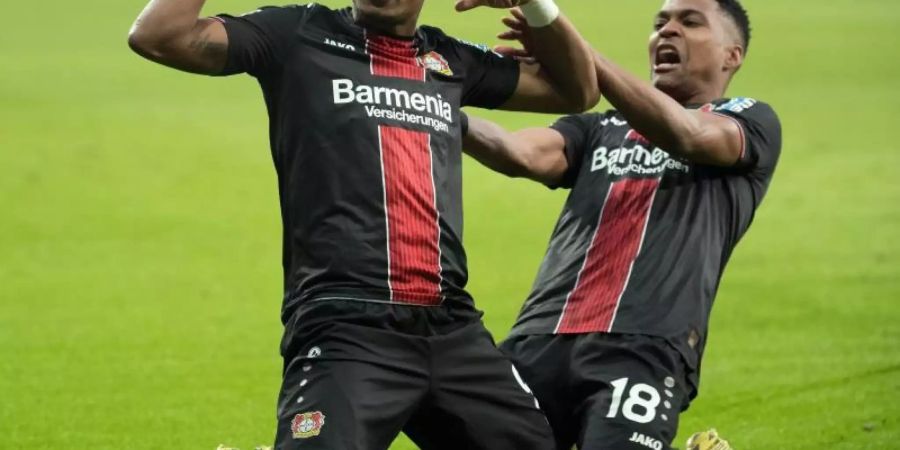 Leverkusens Leon Bailey (l) und Mannschaftskollege Wendell feiern das Tor zum 1:1. Foto: Federico Gambarini