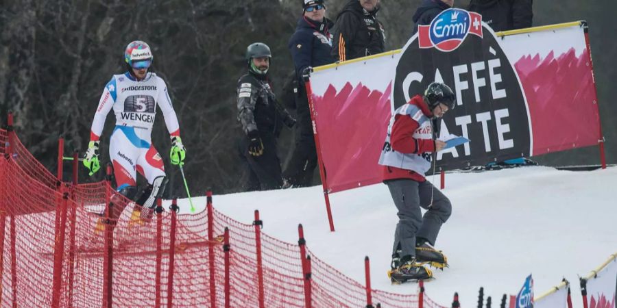 Luca Aerni scheidet wie vier seiner Kollegen im Slalom aus.