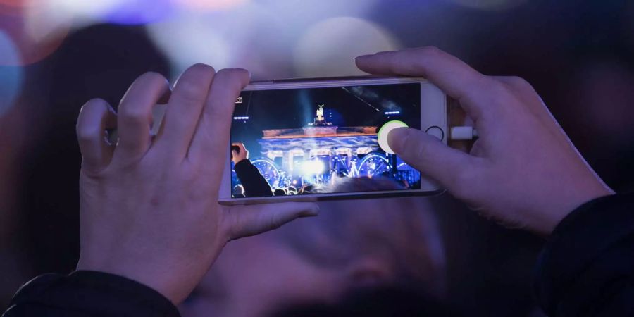 Tausende Zuschauer verfolgen Deutschlands größte Silvesterparty am Brandenburger Tor in Berlin.