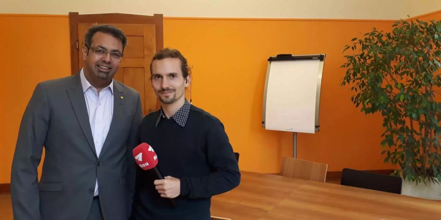 Nau-Reporter Conradin Zellweger (rechts) mit Neo-Nationalrat Nik Gugger.