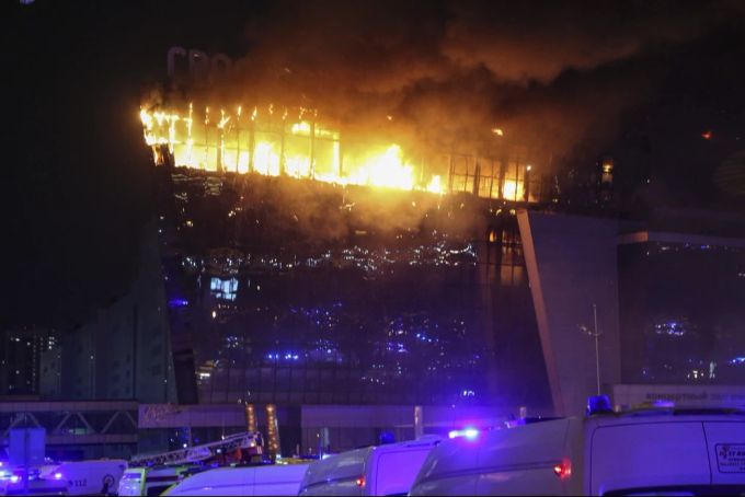 Nach dem Angriff steht die Konzerthalle bei Moskau in Flammen. Moskau