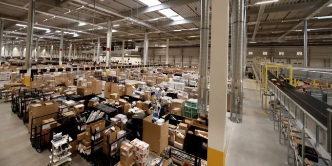 Eine Amazon-Lagerhalle in Deutschland. amazon.com