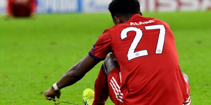 Bayern Münchens Abwehrspieler David Alaba war nach dem Aus in der Champions League völlig bedient. Foto: Peter Kneffel Bayern Münchens Abwehrspieler David Alaba war nach dem Aus in der Champions League völlig bedient. Foto: Peter Kneffel
