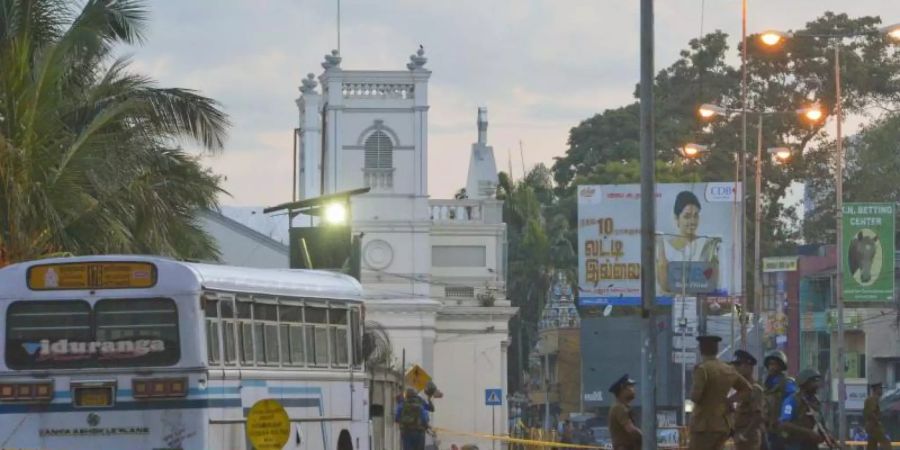 Sicherheitskräfte sperren eine Strasse in Colombo ab. Bei der Serie von Selbstmordanschlägen auf Kirchen und Hotels in Sri Lanka sind Hunderte Menschen ums Leben gekommen. Foto: kyodo/dpa