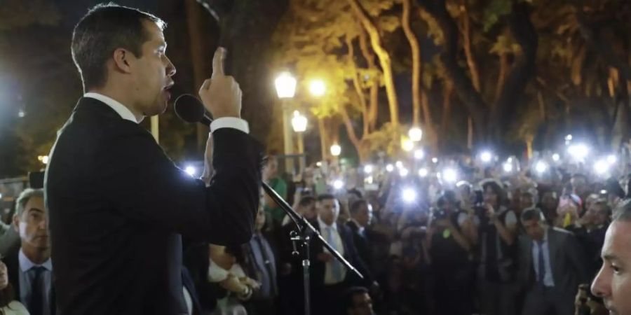 Juan Guaidó spricht vor dem Aussenministerium in Buenos Aires zu Anhängern. Foto: Natacha Pisarenko/AP