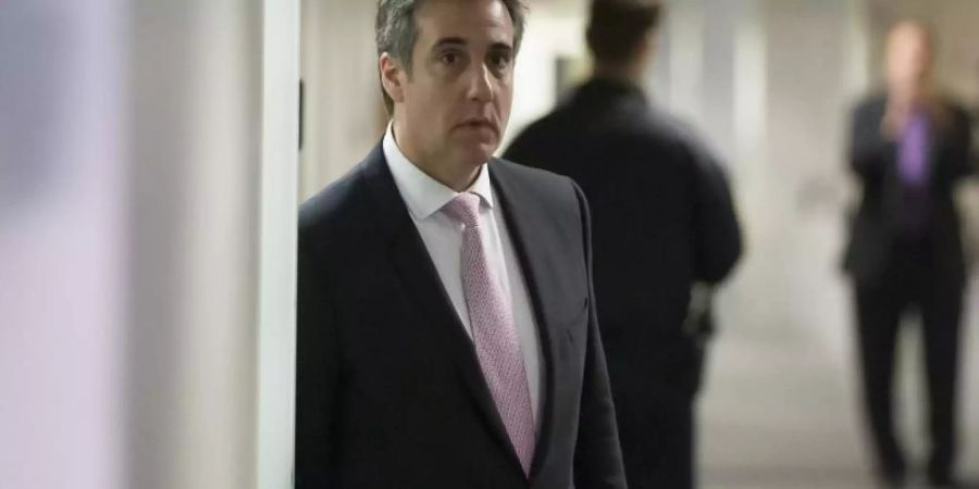Der Ex-Anwalt von Donald Trump, Michael Cohen, hat den US-Präsidenten in einer Anhörung vor dem Kongress als Betrüger bezeichnet und schwere Vorwürfe gegen ihn erhoben. Foto: Alex Brandon/AP