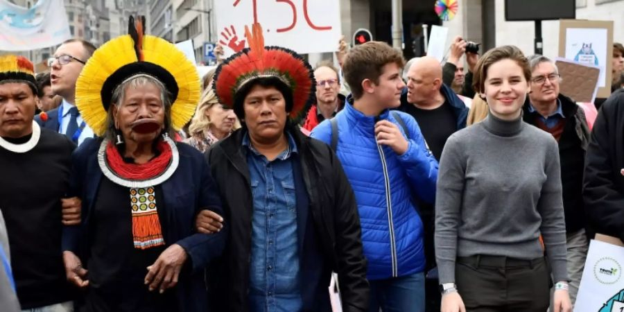 Häuptling Raoni (2. v. l.) beim Klimastreik in Brüssel