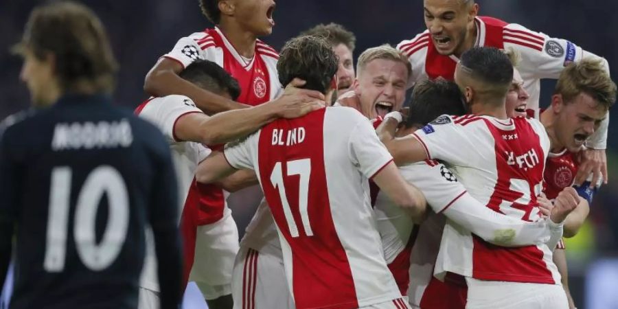 Zu früh gefreut: Vor der Videobeweisentscheidung jubeln die Ajax-Spieler über ein Tor gegen Real Madrid. Foto: Peter Dejong/AP