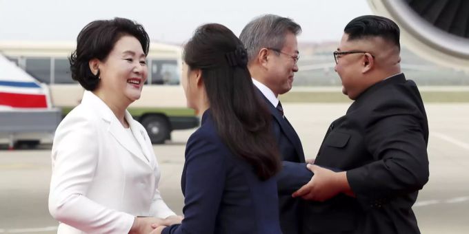 Geben sich gerne westlich: Kim Jong-un (rechts) und seine Frau Ri Sol-ju begrüssen Moon Jae-in und Kim Jung-sook. Kim Jong-un mit Frau