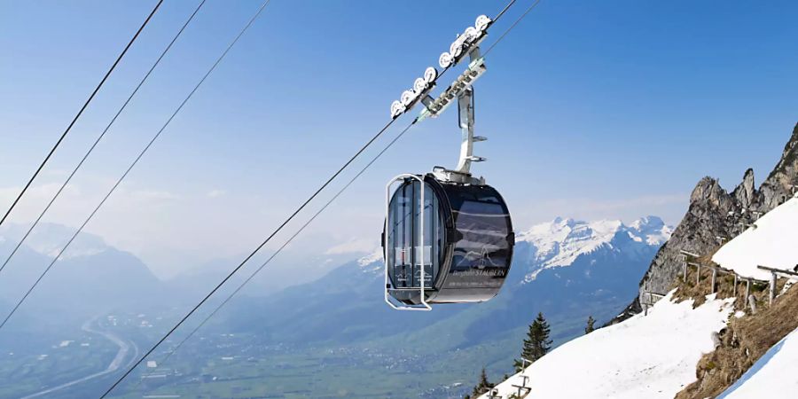 Vom Frühling hinauf in den Winter: Die Staubern-Bahn in Frümsen SG hat am Karfreitag den Betrieb wieder aufgenommen. Im Herbst war eine leere Gondel aus dem Tragseil gesprungen.