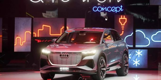 Beim Genfer Autosalon wird am ersten Pressetag der Audi Q4 e-tron concept präsentiert. Der 89. Genfer Autosalon startet am 7. März und dauert bis 17. März. Foto: Uli Deck Beim Genfer Autosalon wird am ersten Pressetag der Audi Q4 e-tron concept präsentiert. Der 89. Genfer Autosalon startet am 7. März und dauert bis 17. März. Foto: Uli Deck