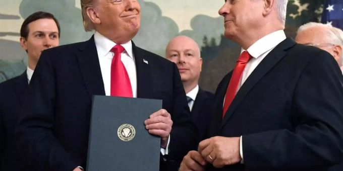 Ganz auf einer Linie: Israels Ministerpräsident Benjamin Netanjahu (r.) und US-Präsident Donald Trump präsentieren eine Proklamation über die Golanhöhen. Foto: Susan Walsh/AP Ganz auf einer Linie: Israels Ministerpräsident Benjamin Netanjahu (r.) und US-Präsident Donald Trump präsentieren eine Proklamation über die Golanhöhen. Foto: Susan Walsh/AP