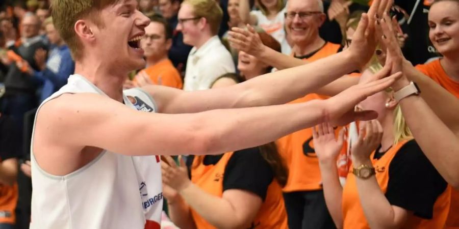 Vechtas Luc van Slooten feiert mit den Fans den Sieg bei den Basketball Löwen Braunschweig. Foto: Carmen Jaspersen