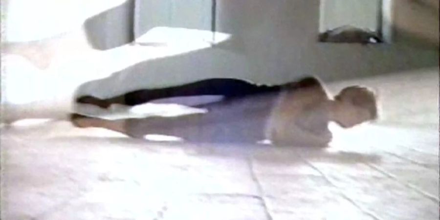 Filmstill aus der Videoarbeit «Horizontal Waltz for Left and Right Handcameras» (1989). Zu sehen ist der Film bis 28. April 2019 Kunsthaus Baselland in Muttenz.