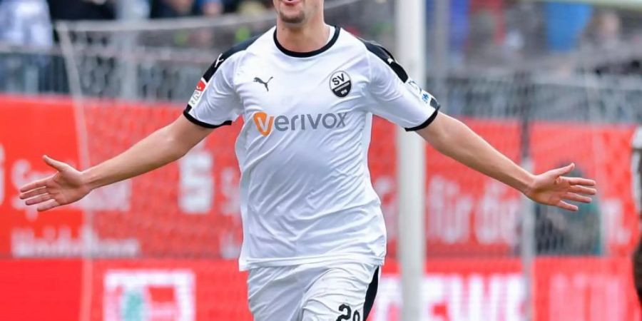 Sandhausens Torschütze Philipp Förster (l) jubelt über das Tor zum 4:0 gegen den FC St. Pauli Foto: Uwe Anspach