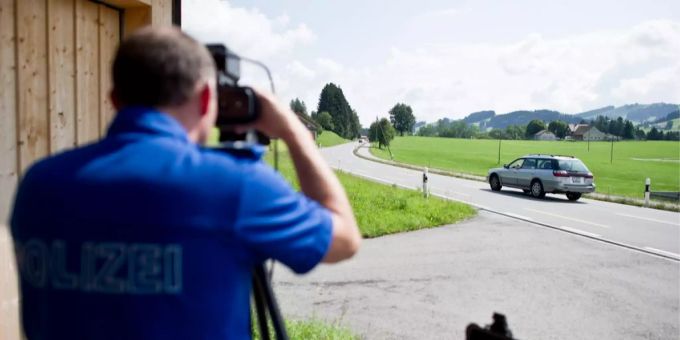 Ein Polizist bei der Geschwindigkeitskontrolle. geschwindigkeitskontrolle in Biberstein