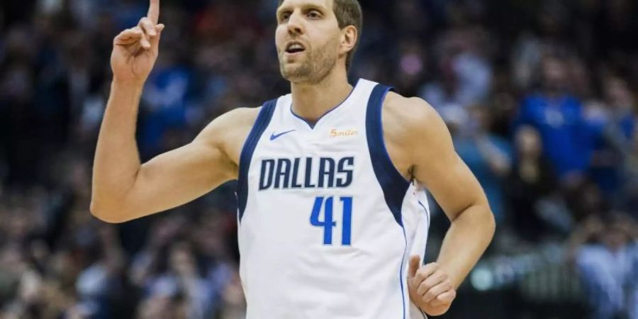 Im Spiel der Dallas Mavericks gegen New Orleans Pelicans feiert Dirk Nowitzki einen Treffer. Foto: Ashley Landis/The Dallas Morning News/AP