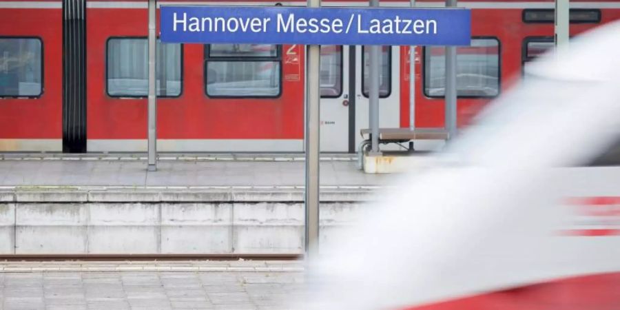 Wegen der Erneuerung einer Bahnbrücke weichen viele Regional- und ICE-Züge vom Hauptbahnhof auf den Bahnhof Hannover Messe/Laatzen aus. Foto: Moritz Frankenberg
